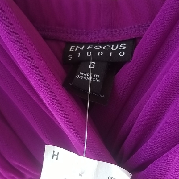 COPY - Surplice neckline sleeveless dress - Picture 2 of 5